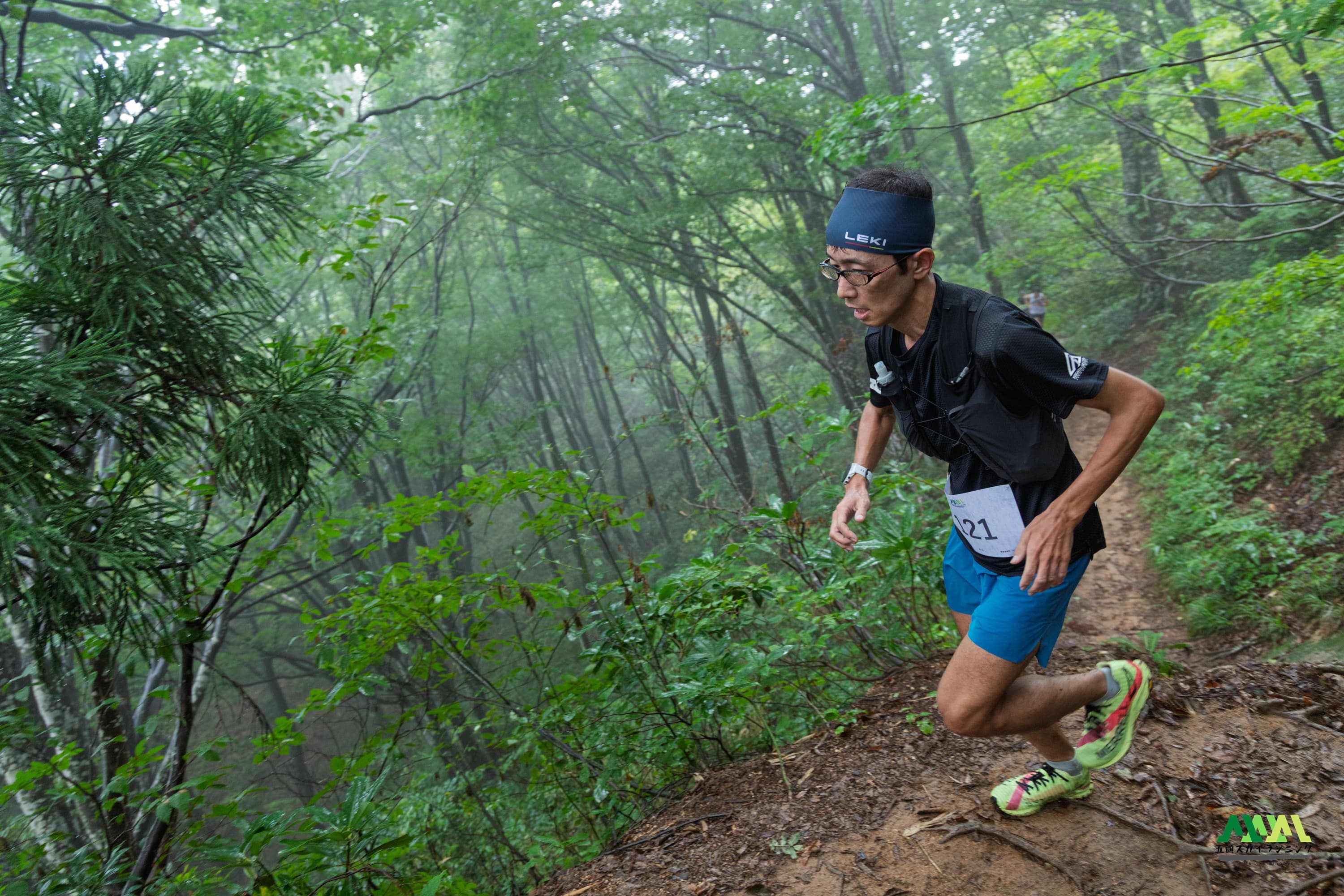 森の中を走る選手
